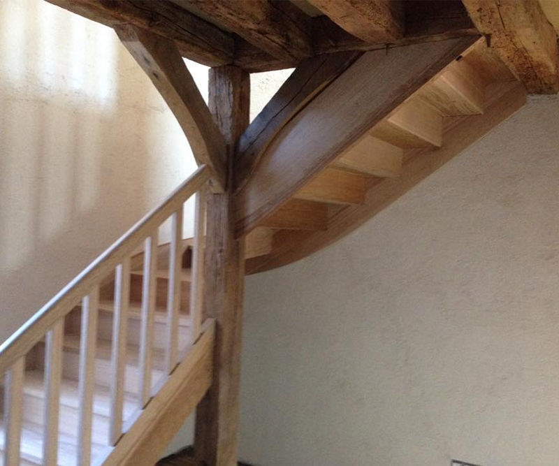 Escalier sur mesure bois fabriqué par ETS Parent, entreprise de menuiserie bois, pvc et alu près de Blois (41)
